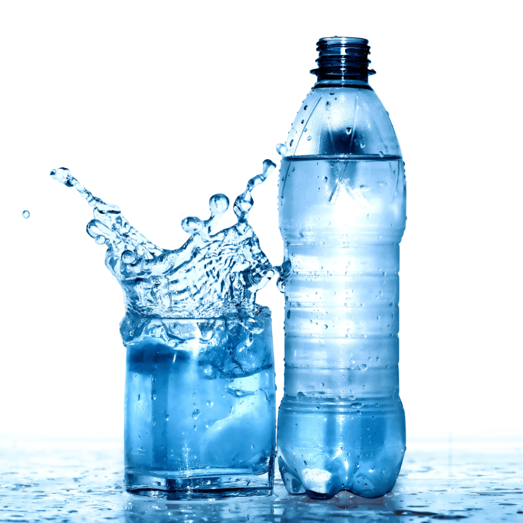 garrafa de água e copo de água