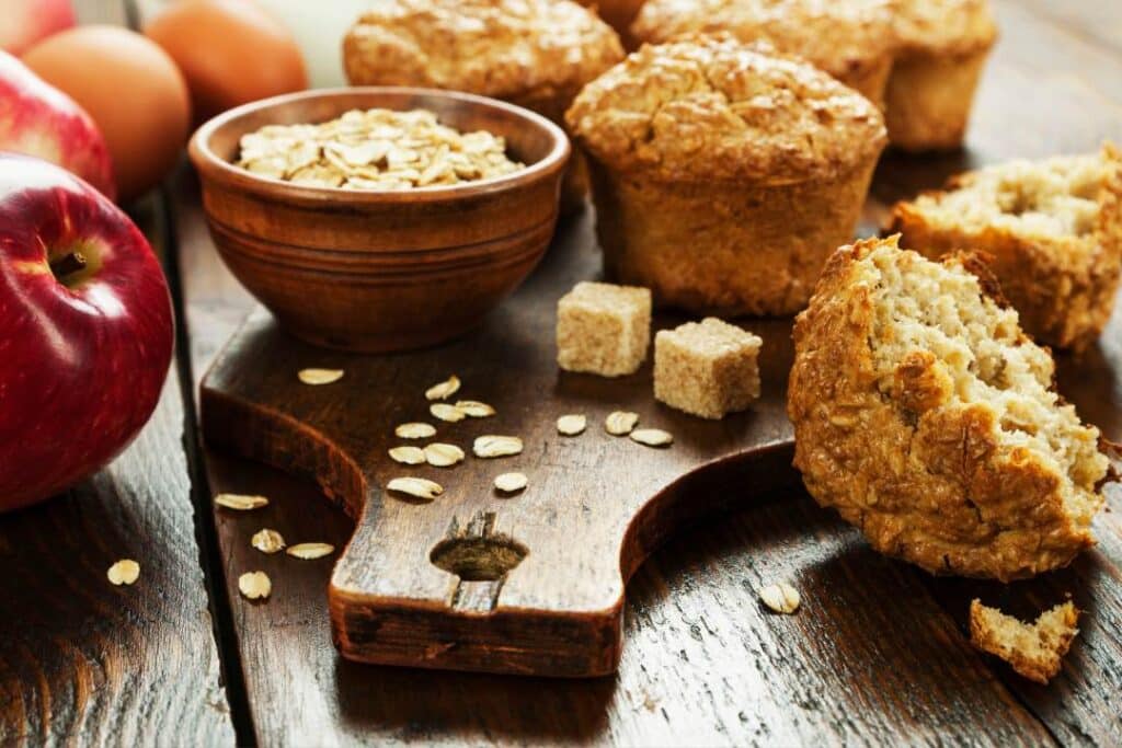 Muffins de Maçã e Aveia recém-assados em uma forma de muffin.