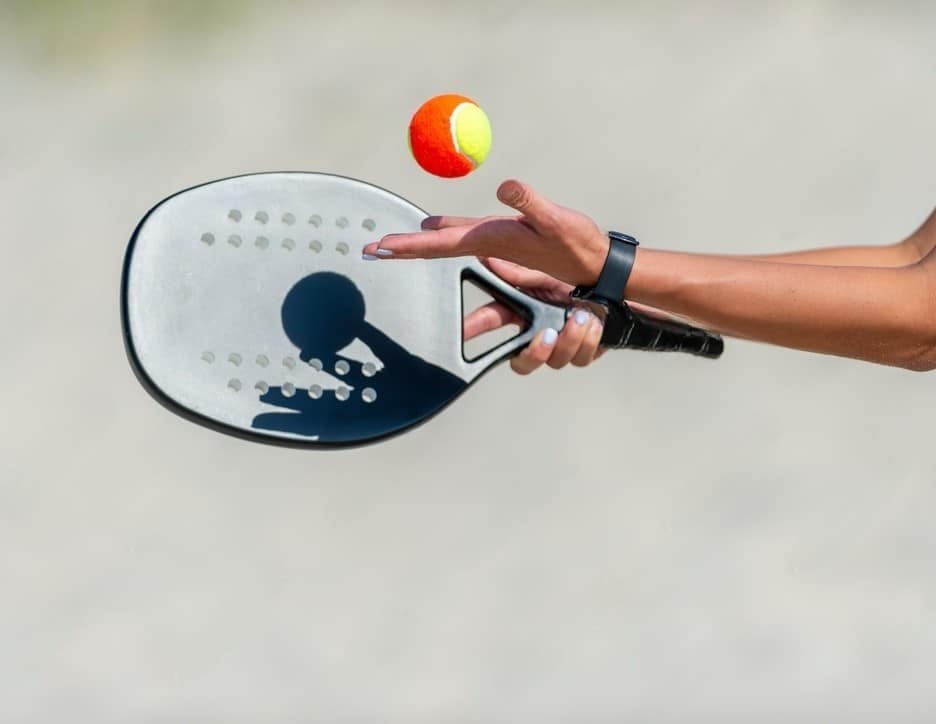 pessoa segurando uma raquete de beach tennis