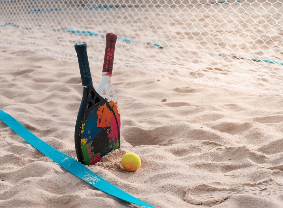 raquete de beach tennis na areia