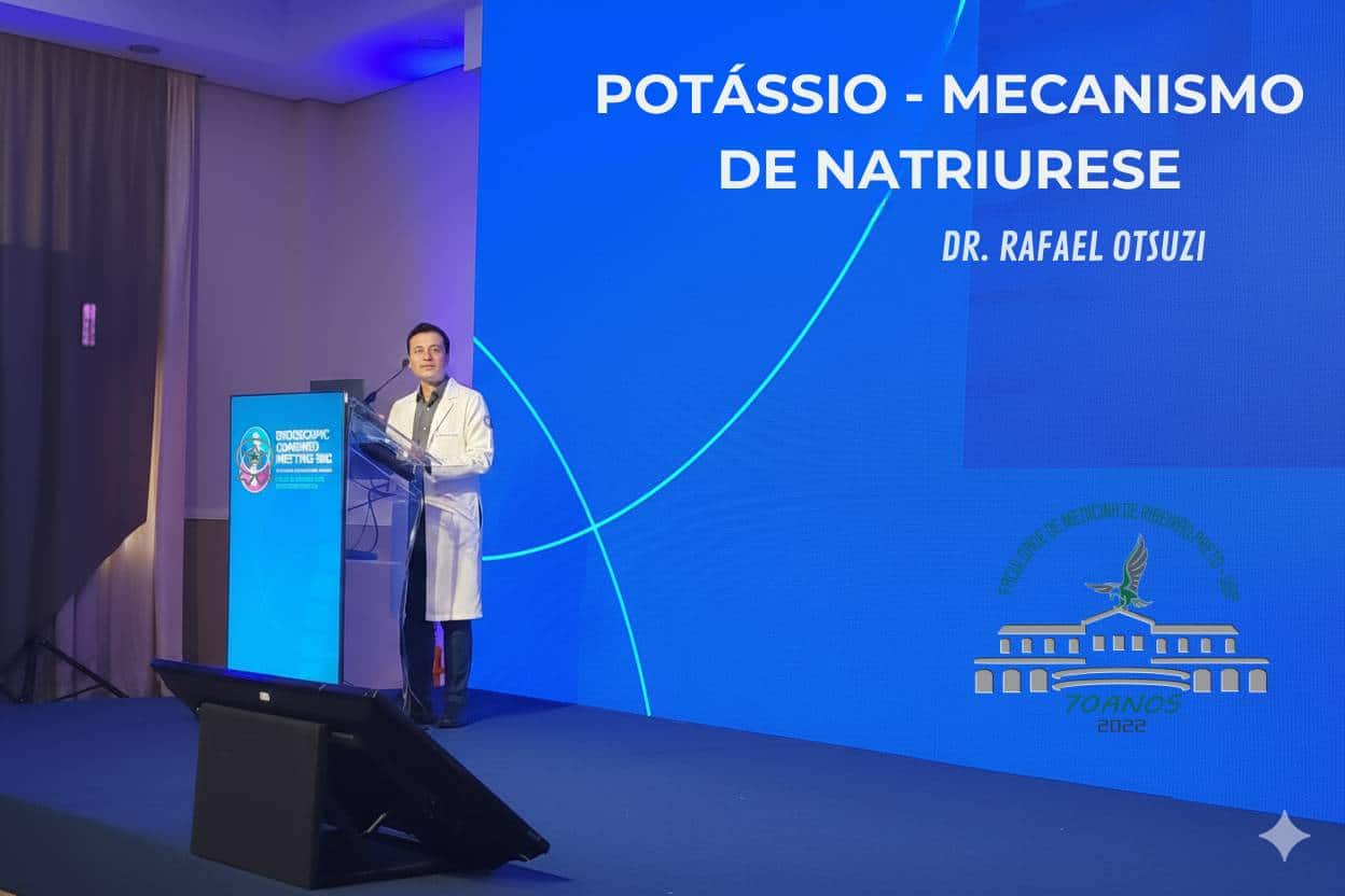 Dr. Rafael Otsuzi em seu consultório